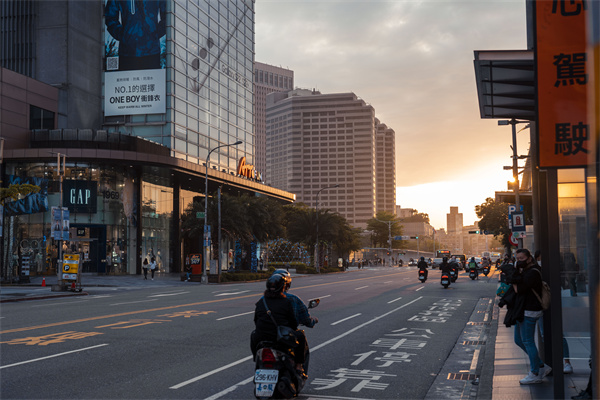 美国就业市场警钟响起！6月非农数据或暴露经济隐忧，美联储降息再添变数